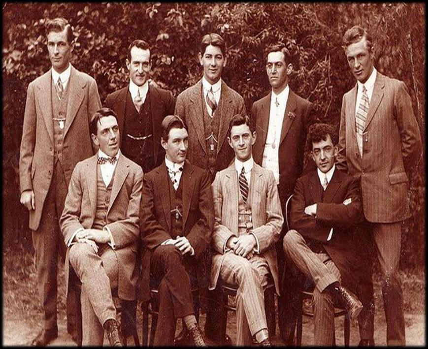 Δεκαετία 1910-1920 Οι άντρες φορούσαν κουστούμι, λίγο μεσάτο και κουμπωμένο ψηλά. Ως επίσημο ένδυμα καθιερώθηκε το σμόκιν.