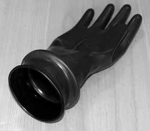 4) Στο νέο γάντι, τοποθετήστε το μαύρο εσωτερικό δακτύλιο περίπου 5 cm/2 ίντσες μέσα στο γάντι από ελαστικό.