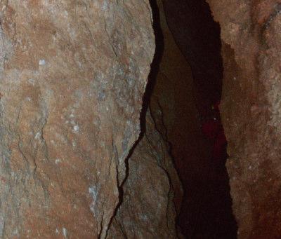 Το δεύτερο παρουσίαζε την ίδια ακριβώς εικόνα µε την Τρύπα στη Μούντα - µακρόστενη είσοδος µε κατεύθυνση επίσης 220 µοίρες, φραγµένη µε πέτρες