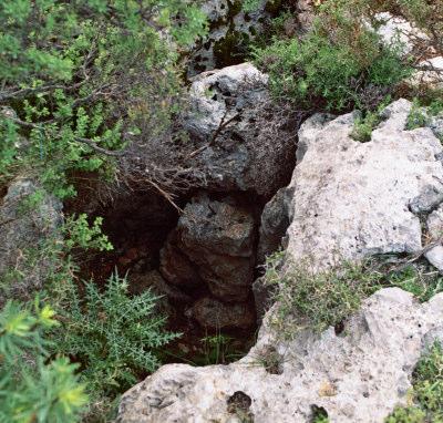 Στην επιστροφή για την κατασκήνωση βρήκε η Κορίννα Φαναρά (µέλος της οµάδας υποστήριξης) βρήκε την τελευταία είσοδο τη ηµέρας, µια µικρή τρύπα