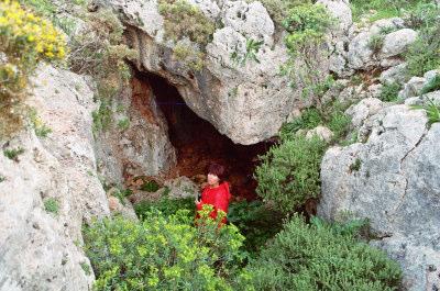 Ιατρού και Όλγα µια οριζόντια σπηλιά κοντά στην είσοδο της τρύπας στη Μούντα.