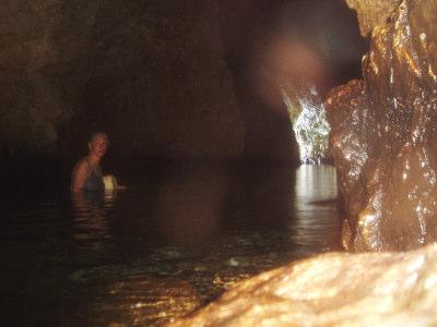 Λίγα λόγια για τις ονοµασίες Η σπηλιά Κολώνες βρίσκεται στο σηµείο του Χάρτη όπου αναγράφεται το όνοµα Σπηλιά Αρναούτη, ενώ εκεί που αναγράφεται "Σπηλιά Κολώνες", δεν καταγράψαµε την ύπαρξη σπηλαίου.