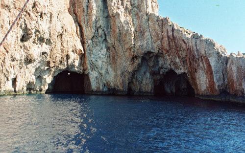 Τη Σπηλιά Κολώνες επισκεφτήκαµε την 1 η Απριλίου µε µικρά σκάφη. Υπάρχουν δύο είσοδοι που οδηγούν η κάθε µια σε στοά µικρού µήκους των οποίων η πορεία τερµατίζεται αρκετά σύντοµα.