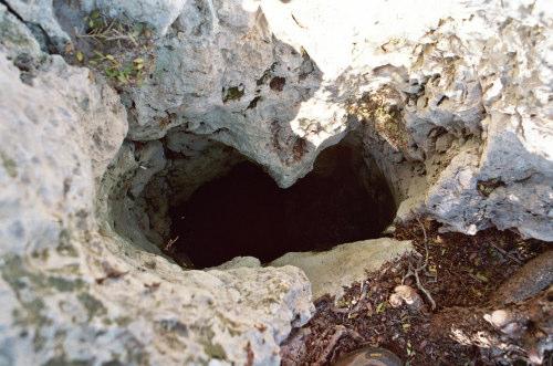 Η είσοδος του Χάους στα Κιόλια Η Τρύπα στου Πάχου εξερευνήθηκε επίσης στις 28 Μαρτίου 2006 από τους Γιώτα Καφετζή, Κώστα Γεωργιάδη και