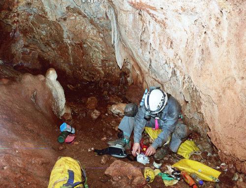 Εδώ είναι το µόνο σηµείο που µπορεί να φυλαχτεί ο σπηλαιολόγος από πέτρες που ενδεχοµένως να πέσουν από την είσοδο, µέχρι και λίγο πριν από το τέρµα του εξερευνηµένου τµήµατος.