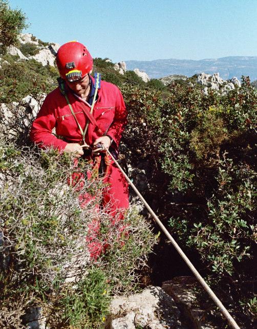 Εντοπίσαµε την τρύπα µετά από λίγο ψάξιµο στα 160µ υψόµετρο και καταγράψαµε την τοποθεσία της στο GPS (MEG05). Το σπήλαιο αρµάτωσε η Γιώτα, µόνο µε φυσικά δεσίµατα.