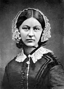 Florence Nightingale Γεννήθηκε ζηε Φισξεληία ηελ 12 Μαΐοσ 1820 από Άγγινπο αξηζηνθξάηεο γνλείο 17 εηών : αλάγθε λα αθηεξσζεί ζηελ αλαθνύθηζε ηνπ αλζξώπηλνπ πόλνπ Σπούδαζε Νοζηλεσηική ζηε ζρνιή