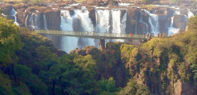 Ένα από τα σημαντικότερα αξιοθέατα της Αφρικής, οι Καταρράκτες Βικτώρια, απλώνονται σε πλάτος 1.700 μέτρων και πέφτουν από ύψος 90 έως 107 μέτρων στο Φαράγγι του Ζαμβέζη.