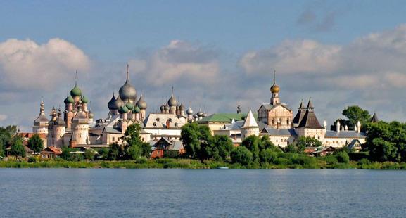 μοναστήρι της Λαύρας, που είναι κέντρο της Ρώσικης Ορθόδοξης εκκλησίας και κατοικία του πατριάρχη της Ρωσίας.