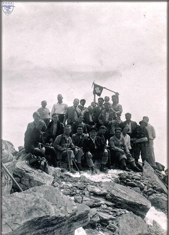 τη Μονή Αγίου Διονυσίου, όπου φθάνουν το μεσημέρι. Μετά από λίγο ανηφορίζουν το παλιό μονοπάτι στα βόρεια του μοναστηριού και κατασκηνώνουν στην Πετρόστρουγκα.