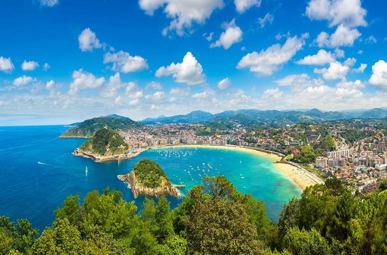 το Σανταντέρ (Santander), τη μεγάλη παραθαλάσσια πόλη και το παλαιό επίνειο του βασιλείου της Καστίλης.