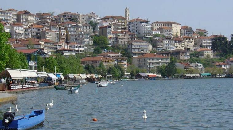 Τι να πρωτοπεί κανείς για την αμφιθεατρικά χτισμένη πόλη με την μαγευτική θέα στη λίμνη από κάθε της σχεδόν σημείο; Για τα επιβλητικά αρχοντικά της, την πνιγμένη στο πράσινο φύση της; Ή τις εβδομήντα