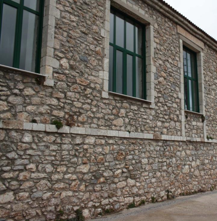 χρησιμοποιούνται στη χώρα μας κυρίως για περιφράξεις αλλά και πρόχειρους χαμηλούς τοίχους αντιστήριξης.