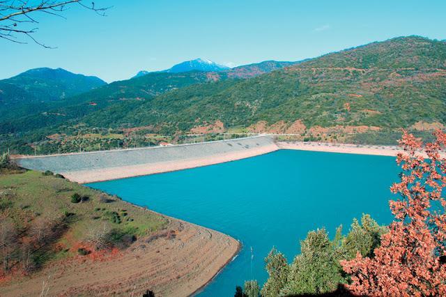 Συγκεντρώνει νερό όχι μόνο από τον Μόρνο αλλά και από παραποτάμους του.