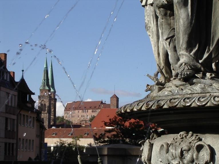 Νυρεμβέργη (Nürnberg), γενέτειρα του ζωγράφου και χαράκτη Άλμπρεχτ Ντίρερ (15ος-16ος αι.). Η Νυρεμβέργη υπήρξε λίκνο και έδρα του ναζισμού κατά το Β Παγκόσμιο Πόλεμο.