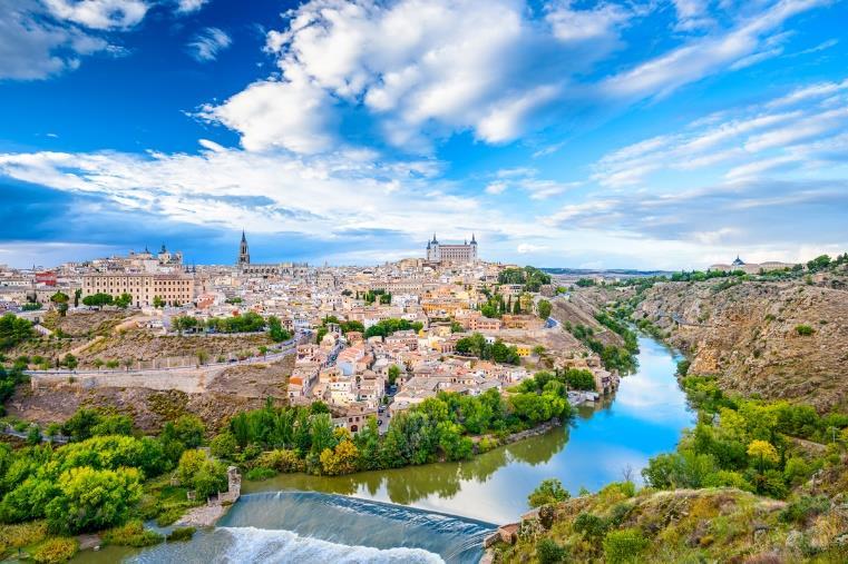 Κτισμένη στις όχθες του ποταμού Γουαδαλκιβίρ (Guadalquivir) και λουσμένη από τον λαμπρό μεσογειακό ήλιο, η. Κόρδοβα έχει να επιδείξει μια μακραίωνη ιστορική διαδρομή που ξεκινά το 169 π.χ., όταν ιδρύθηκε από τους Ρωμαίους.