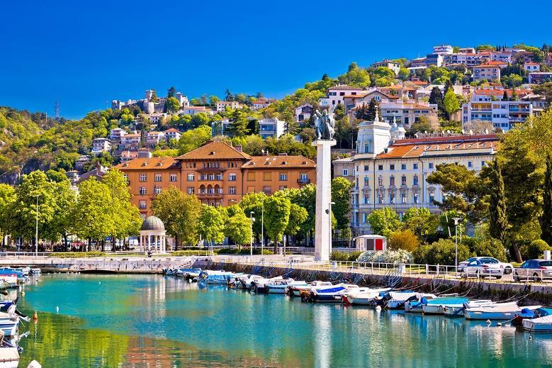 Λιουμπλιανίτσα (Ljubljanica) με τις περίτεχνες γέφυρες, που ελίσσεται αρμονικά ανάμεσα στα σπίτια.