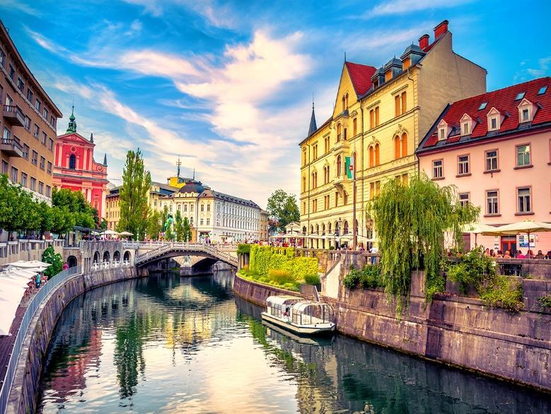 Το όνομα «Μπλεντ» (Bled=λευκός) προέρχεται από την ομίχλη που εμφανίζεται κάθε πρωί περίπου ένα μέτρο πάνω από τη λίμνη (όποιος επιθυμεί μπορεί να κάνει βαρκάδα στη λίμνη.