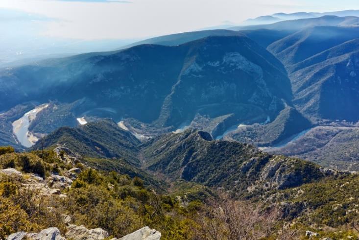 Με μια μικρή πεζοπορία θα φτάσουμε στη βάθρα της Γριάς.. (Οπωσδήποτε κλειστά χαμηλά παπούτσια για περπάτημα). Με το περπάτημα, τις βουτιές στη βάθρα και την επαφή μας με την απόλυτη φύση, θα πεινάμε.