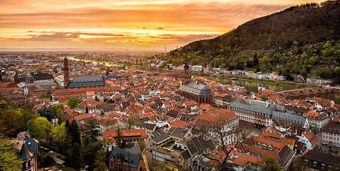 Καθ οδόν θα κάνουμε μία στάση στην πανέμορφη Χαϊδελβέργη, μία από τις πιο γοητευτικές μεσαιωνικές πόλεις της Γερμανίας, αγαπημένη καλλιτεχνών και διανοουμένων και με τεράστια πανεπιστημιακή παράδοση.