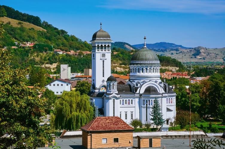 Άφιξη, μεταφορά και τακτοποίηση στο ξενοδοχείο μας. Διανυκτέρευση.