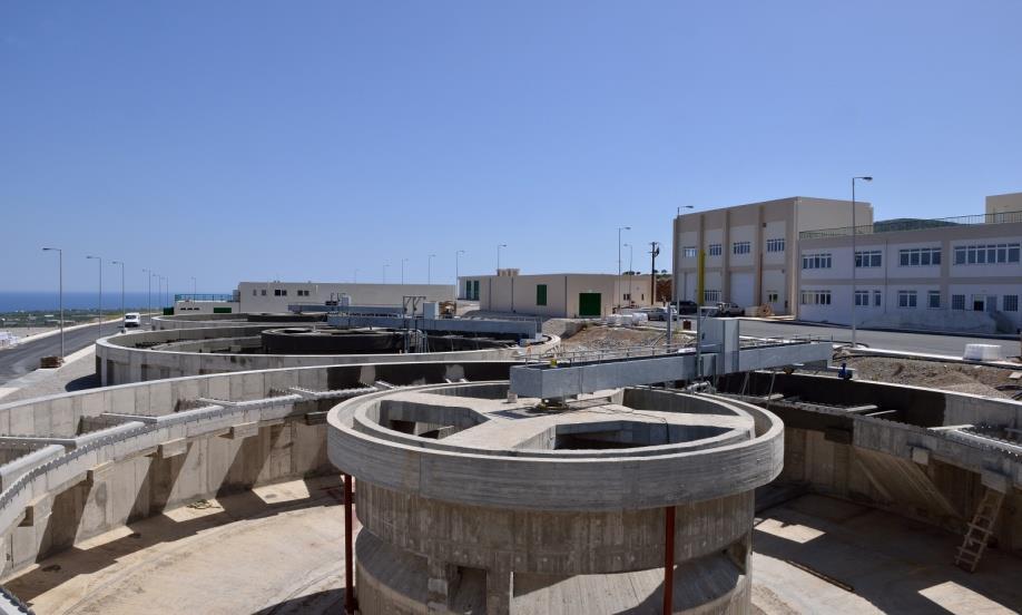 Ο ταμιευτήρας υδροδοτεί με υδραγωγείο μήκους περίπου 74 km τις πόλεις του Ηρακλείου και Αγ.