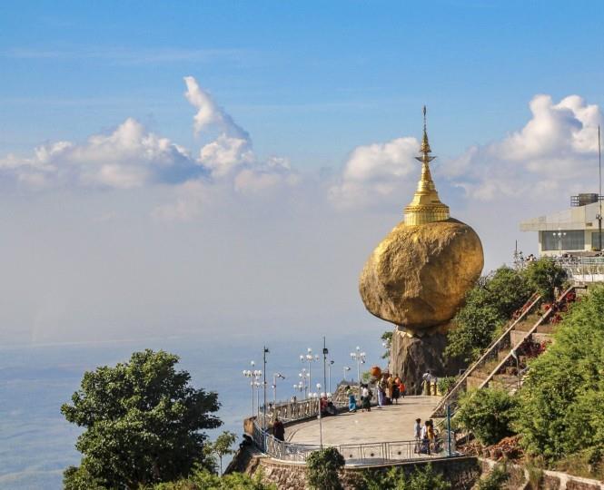 Υπάρχει δυνατότητα να παραληφθεί η επίσκεψη στον Χρυσό Βράχο και να αντικατασταθεί η εκεί διανυκτέρευση, με διαμονή στην Γιανγκόν.