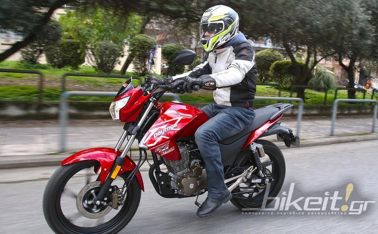 Το Monster 125 CBS στοχεύει στον ρόλο του commuter που μπορεί να αντικαταστήσει το παπί, συντροφεύοντας τον αστικό αναβάτη σε όλες τους τις διαδρομές.