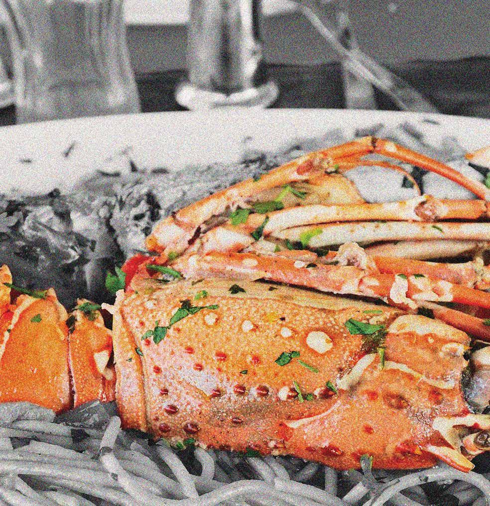 Ψάρι Fish Άγριος σολομός μαριναρισμένος σε sweet chili, ψημένος στο grill με τρυφερά σέσκουλα και αρωματικό μπασμάτι & τζίντζερ Roasted salmon marinated in sweet chili, accompanied by tender greens