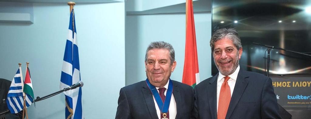 Ο ήμαρχος Ιλίου Νίκος Ζενέτος παραδίδει αναμνηστικό μετάλλιο