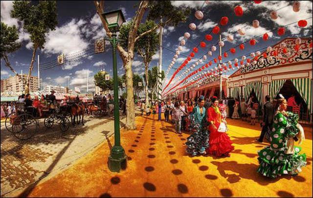 φοράει τα καλά της, γιορτάζει 24 ώρες το 24ωρο και ο λόγος είναι η διεθνούς εμβέλεια Feria de Sevilla, η μεγαλύτερη ετήσια γιορτή της πόλης.