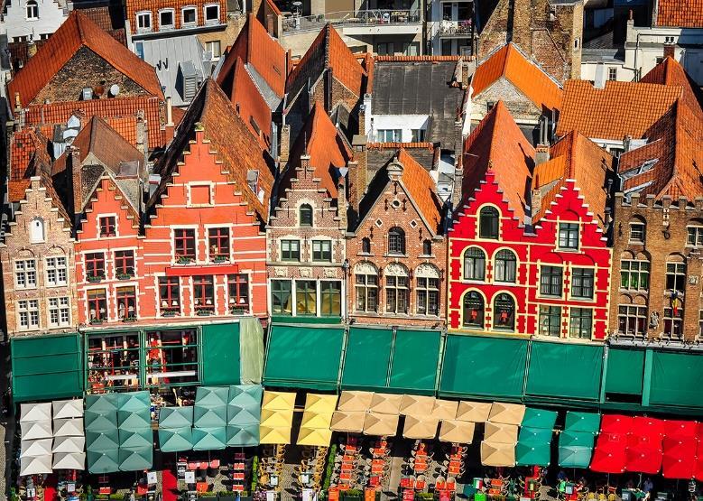 Μικρή στάση κατά την διαδρομή μας, στο παγκοσμίου φήμης λιμάνι της Αμβέρσας (Antwerpen-Anvers) και το ιστορικό κέντρο της πόλης με τα εντυπωσιακά κτίρια των ναυτιλιακών εταιριών του Μεσαίωνα.