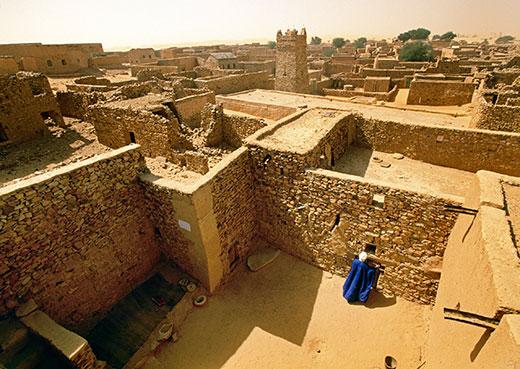 Μ Α Υ Ρ Ι Τ Α Ν Ι Α Μαυριτανία, η χώρα που στο μεγαλύτερό της μέρος αποτελείται από έρημο, παρουσιάζει μία πολιτισμική αντίθεση, με τους Αραβο-Βέρβερους στο βορρά και τους Μαύρους Αφρικανούς στο