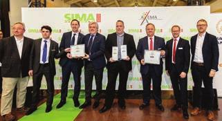 NEWS Με διπλή βράβευση έφυγε η New Holland από τη SIMA Ο πρόεδρος της New Holland Agriculture, Carlo Lambro (τέταρτος από αριστερά) παραλαµβάνει το βραβείο από την επιτροπή στην έκθεση SIMA 2019.