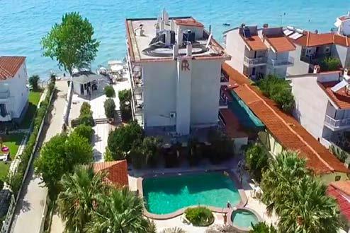 Hotel Australia Seafront 5 m Σκάλα Φούρκας To ξενοδοχείο Australia Seafront βρίσκεται πάνω στην παραλία και απέχει 400 μέτρα από το κέντρο. Αποτελείται από δίκλινα, τρίκλινα και family δωμάτια.