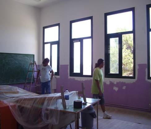 Συγκεκριμένα, έγιναν: Καθαίρεση των εξωτερικών σιδηρών παραθύρων και πορτών του διδακτηρίου και των φθαρμένων κεραμιδιών γαλλικού τύπου, όπου χρειαζόταν.