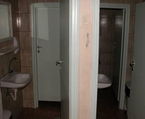 200,00 αντικατάστασης των ειδών υγιεινής με καινούργια και εργασίες χρωματισμών στο Έναρξη