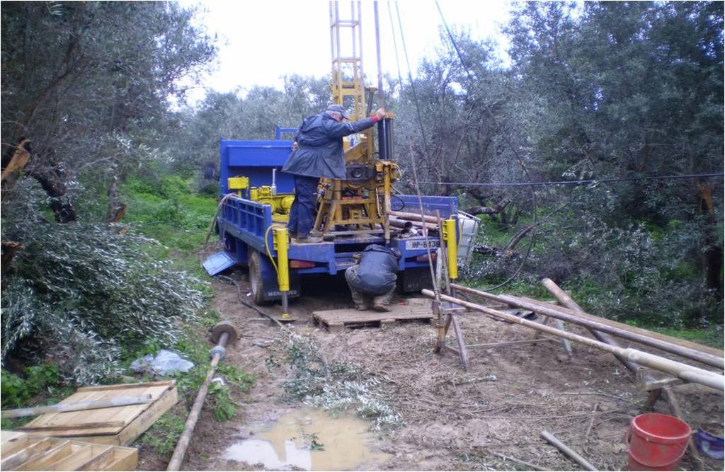 1,2) Έναρξη Εργασιών: 18-08-2009 Λήξη Έργου: 18-11-2009 Χρηματοδότηση: από ΚΑΠ και έσοδα ΝΑΧ οι ακόλουθες εργασίες: Πραγματοποιήθηκαν ερευνητικές γεωτρήσεις συνολικού βάθους 250μέτρων στα παρακάτω