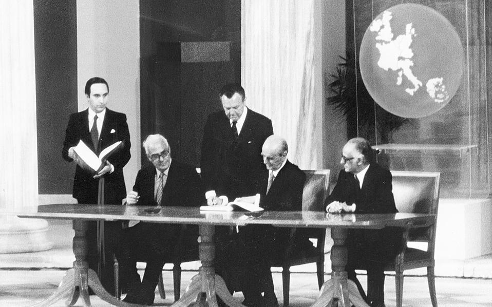 Η Ελλάδα στην Ευρωπαϊκή Ένωση/Αξιολόγηση πορείας The signing of the accession treaty in 1979.
