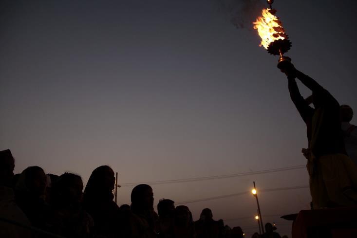 6η ημέρα: Τζαϊπούρ (Φρούριο Αμπέρ, ξενάγηση στην πόλη, τελετή ααρτι) Επίσκεψη το πρωί στο φρούριο της Αμπέρ, στον ομώνυμο λόφο η προσέγγισή του γίνεται στην πλάτη ελεφάντων που είναι διακοσμημένοι με