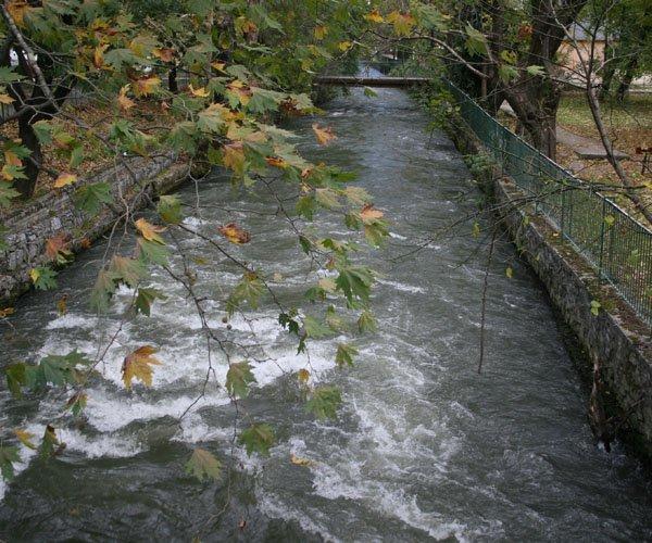 Ήρεμο ή ορμητικό, στάσιμο ή γάργαρο, το θεωρείται το «αίμα» της Γης, που με το δίκτυο των ποταμών διατρέχει τις φλέβες της χαρίζοντάς της ζωή.