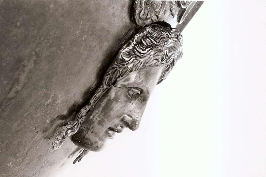 μένους στόχους και φανταχτερούς τίτλους, με «πελάτες» και «προϊόντα» κατά την εμπορική ορολογία, με εξίσωση του πολιτισμού με τον τουρισμό.