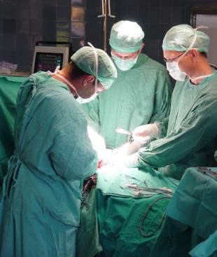 Το εύρος της χειρουργικής εξαίρεσης του πρωτοπαθούς όγκου θα εξαρτηθεί από την τοπική επέκταση του όγκου.