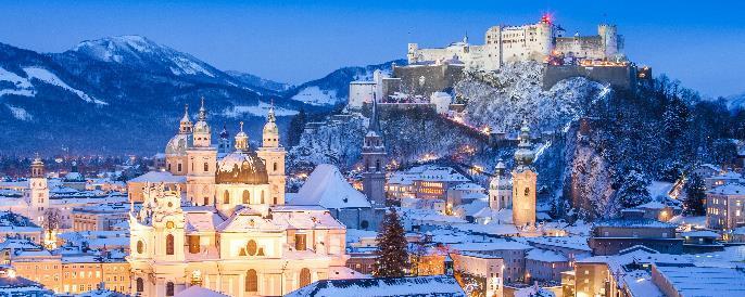 Το κάστρο Hohensalzburg, βρίσκεται στην κορυφή του μικρού βουνού Festungsberg, προσφέροντας εκπληκτική θέα των Άλπεων, του ποταμού και ολόκληρης τη πόλης.