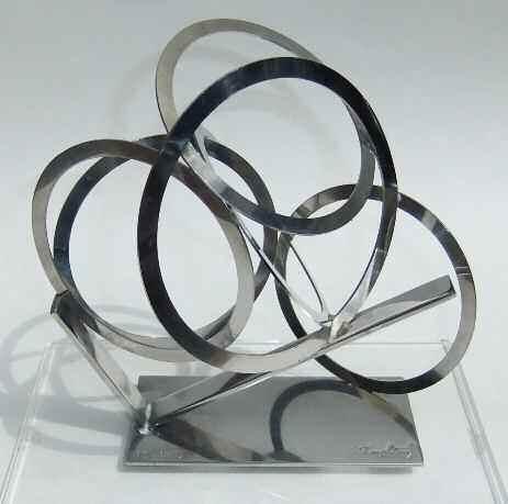 116. ΖΟΓΓΟΛΟΠΟΥΛΟΣ Γιώργος (1903-2004) Ολυμπιακοί κύκλοι Γλυπτό από ανοξείδωτο χάλυβα τοποθετ.