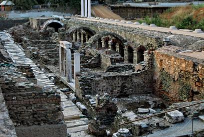 αναπτύσσεται σε μια πολυπολιτισμική πόλη.