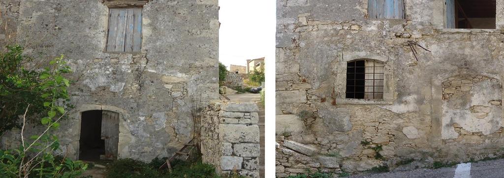 (Εικόνα 13,14) Εικόνα 13,14: Πτώση επιχρίσματος και αποκάλυψη δομικού υλικού στο εσωτερικό του κτιρίου Στη βόρεια και δυτική όψη, παρουσιάζονται ρηγματώσεις οι οποίες εκτείνονται από την έδραση της