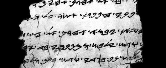 Σουκενίκ κατάλαβε την αρχαία γραφή. Πρόθυμος να μάθει αλλά και να αποκτήσει ακόμα περισσότερα χειρόγραφα συνάντησε τον κάτοχο των τριών παπύρων.