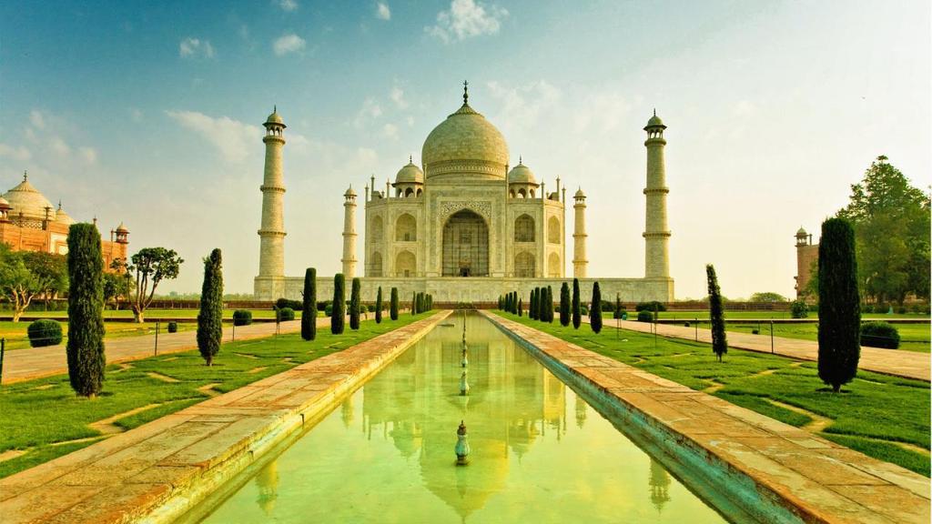 . Το Ταζ Μαχάλ (Taj Mahal) είναι χτισμένο στη νότια όχθη του ποταμού Γιαμούνα (Yamuna) κοντά στην πόλη Άγκρα.