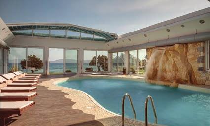 διεθνούς οργανισμού Barcelo Hotels & Resorts), βρίσκεται ακριβώς δίπλα στη θάλασσα, 7 χλμ. από την Ερμιόνη, απέναντι από την Ύδρα. Από την Αθήνα απέχει μόλις 2μιση ώρες (170 χλμ.